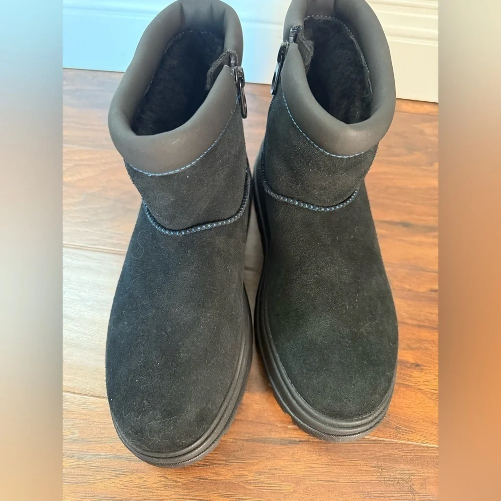Koolaburra by UGG Koola Mini Hybrid Boots with Black Suede and Tread-Size 7 NWT